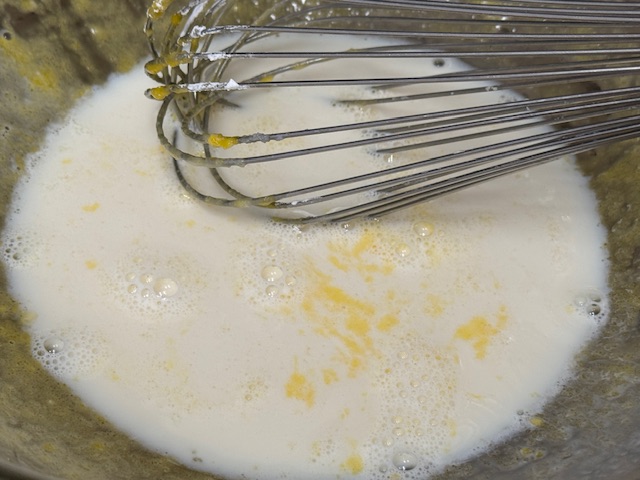 Lait versé sur le mélange de jaunes