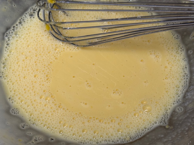 Mélange bien fouetté == le tout est jaune et il y a plein de bulles aux bords