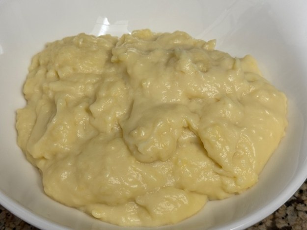 Crème pâtissière dans un bol blanc