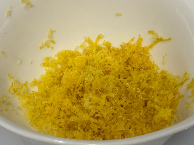 Bol plein de fils de zeste très fins