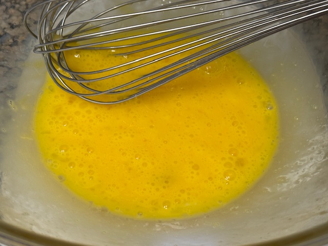 Œufs bien fouettés dans le saladier