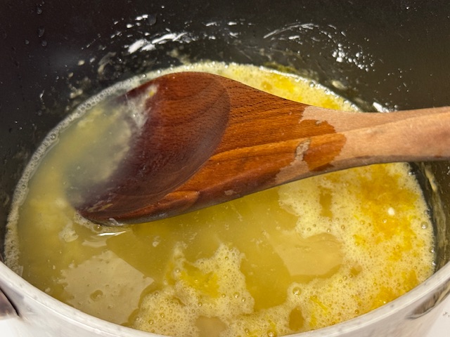 Jus de citron flottant au-dessus du mélange d'œufs