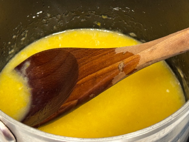 Mélange bien homogène de jus de citron, d'œufs, et de sucre et de zeste