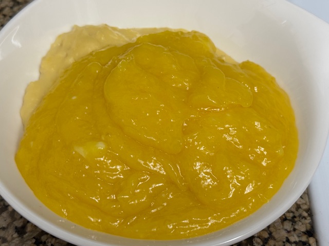 Crémeux versé sur la crème pâtissière, juste un peu visible en haut à gauche dans le bol