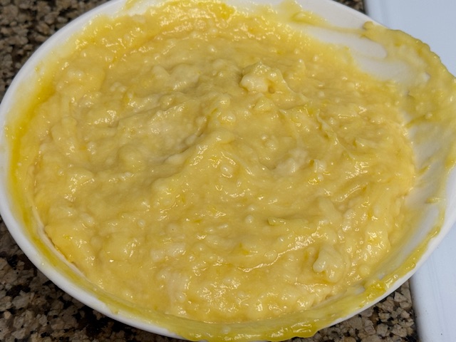 Mélange de crème pâtissière et de crémeux de citron. C'est bien jaune, avec plus de grumeaux que je n'aimerais