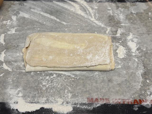 Pâte feuilletée sur un plan de travail fariné