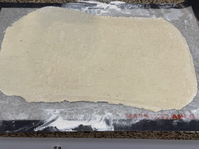 Pâte étalée presqu'à la taille du plan de travail