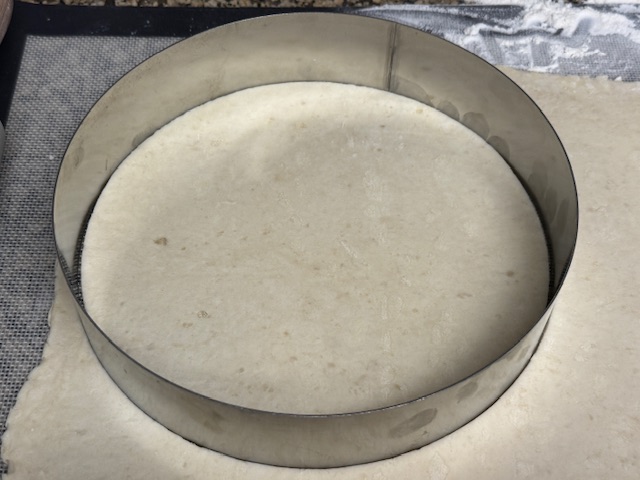 Cercle de pâtisserie posé sur la pâte