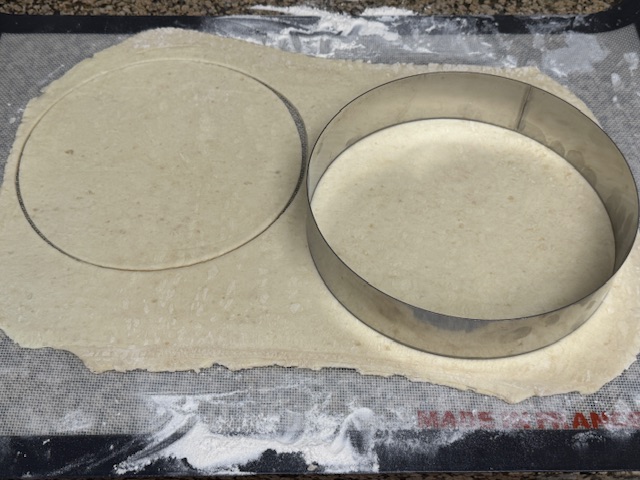 Avec un cercle coupé, visible à gauche, le cercle se pose sur l'autre moitié de la pâte