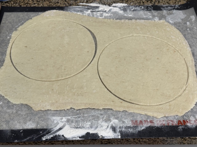 Pâte avec deux cercles bien coupés dans la pâte