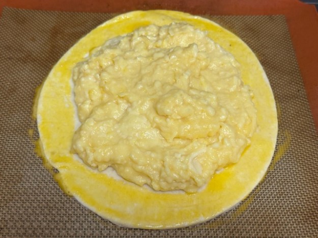 Disque de pâte avec l'appareil au centre, visiblement doré avec des jaunes