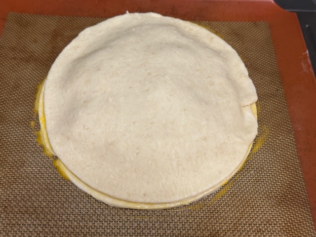 Deuxième disque de pâte posé en haut