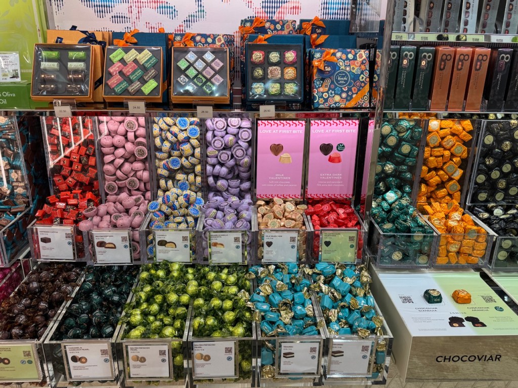 Plus de bonbons sur le mur vendus en vrac, emballés dans de la feuille d'aluminium, avec des couleurs vives, dont de petits cœurs pour la Saint-Valentin