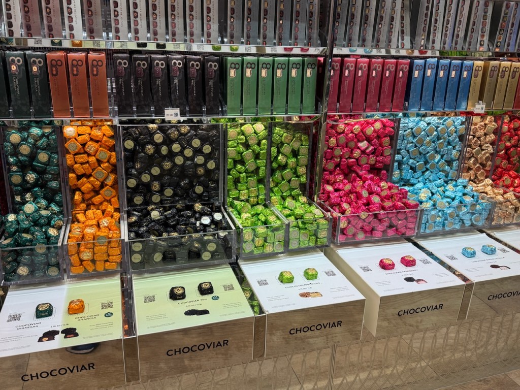 Des bonbons sur le mur vendus en vrac, emballés dans de la feuille d'aluminium, avec des couleurs vives