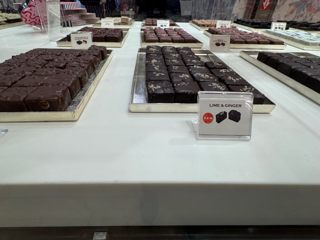 Vue en gros-plan de bonbons citron vert et gingembre. 