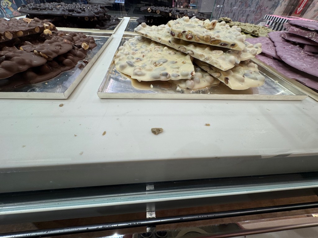 Des brisures de chocolat blanc et noir, fourrées de fruits secs