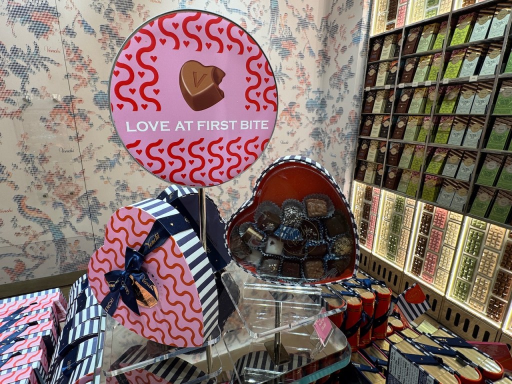 Des boîtes de chocolat en forme de cœurs