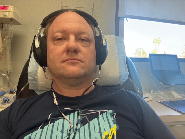 C'est moi avec un t-shirt qui dit "Tourne et retourne, comme ça", une expression du chef Dumas, et mon casque audio Focal