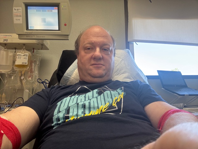 Moi avec deux pansements rouges, un sur chaque bras où les aiguilles ont fait leur travail. À vraie dire, les larmes sont invisibles