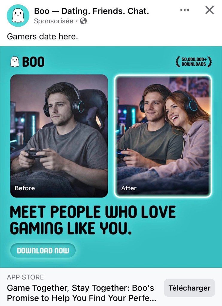 Écran partagé dans la pub. À gauche, un homme tient une manette dans les mains, porte un casque audio et s'assied seul. La légende dit « Avant ».  À droit, avec la légende « Après », le même homme est assis à côté d'une jolie rousse qui porte aussi un casque audio et regarde la télé avec lui.