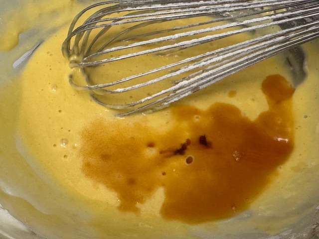 Vanille liquide versée sur la pâte