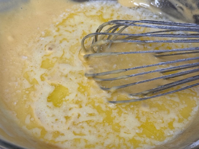 Beurre fondu flottant sur la pâte