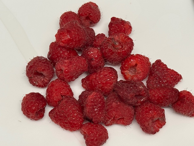 Framboises fraîches sur une assiette 