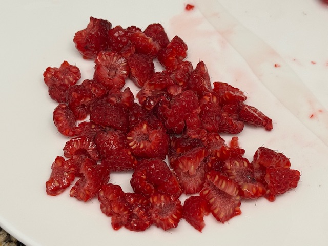Framboises coupées en quatre