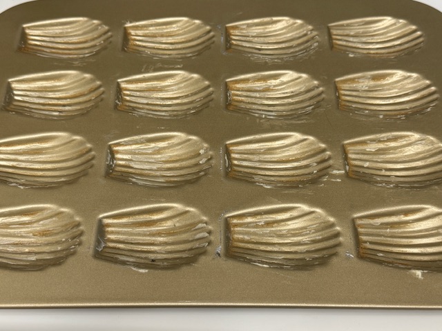Moule à madeleines à métal bien beurré