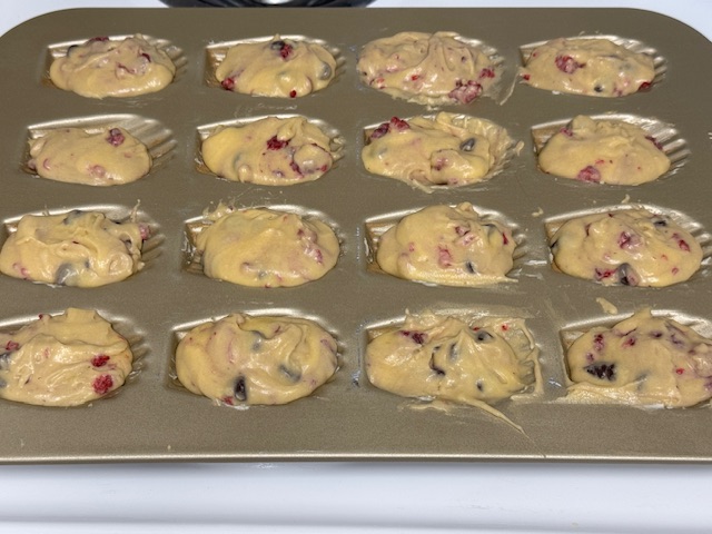 Moule à madeleines avec touts les puits remplis de pâte