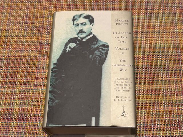The Guermantes Way en traduction anglaise, avec une photo de Proust assis. 
