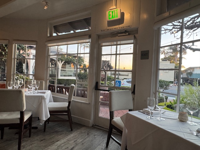 La salle à manger -- il y a 3 grandes fenêtres pour voir la rue, et seulement 6 tables. (Il y a deux salles dans le resto ; l'autre est plus grande.)