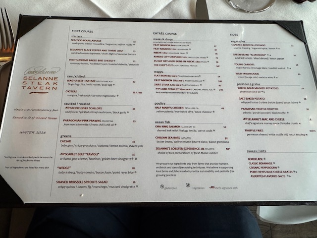 Carte de Selanne Steak Tavern -- des steaks, 3 choix de poissons, et une dizaine d'accompagnements typiquement américains, dont des frites, des haricots verts et des macaronis au fromage