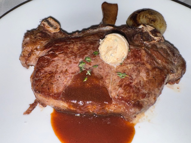 Steak contre-filet avec son os et une sauce bordelaise