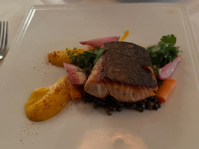 Du saumon grillé avec des légumes