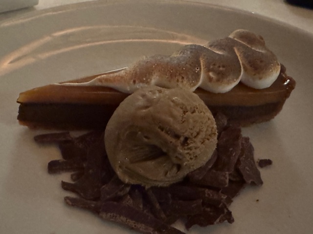 Une tarte "smore", une combinaison de parfums très américaine : chocolat, guimauve et des biscuits Graham