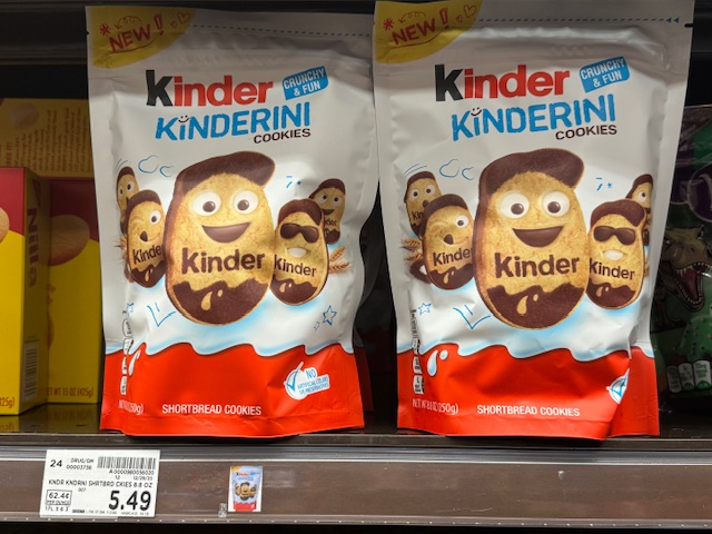 Deux paquets de Kinderini côté à côté sur une étagère. 