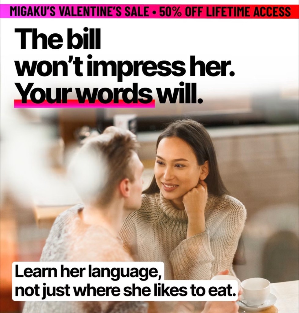 C'est une photo d'un couple à table dans un resto. L'homme est blanc et son dos est tourné vers l'appareil photo. On voit le visage de la femme asiatique assise face à lui.