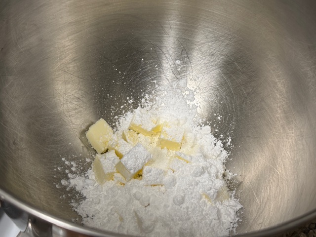 Dés de beurre et du sucre glace dans un bol en métal