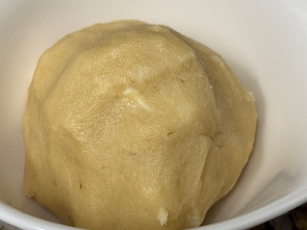 Boule de pâte dans un petit bol blanc