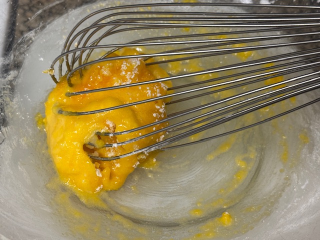 Mélange très épaisse et jaune, coincé dans le fouet