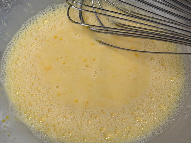 Mélange homogène de lait et d'œufs