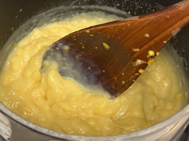 Crème bien épaisse et jaune dans la casserole