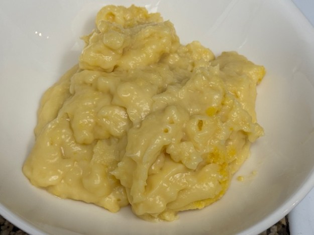 Crème dans un bol blanc