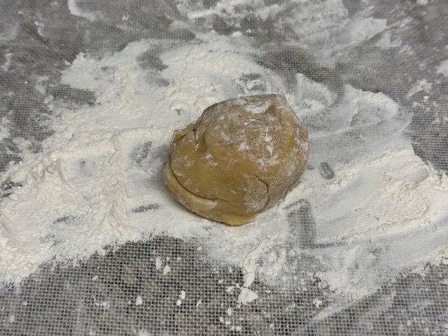 Boule de pâte sur plan de travail fariné