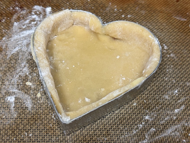 Pâte grosso modo propore dans l'emporte-pièce, utilisé comme moule