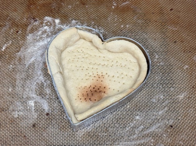 Croûte cuit -- il y a une partie bien doré sur le point vers le bas du cœur, mais autrement, ce n'est pas hyper-doré