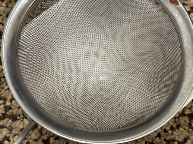 Tamis posé sur le bol