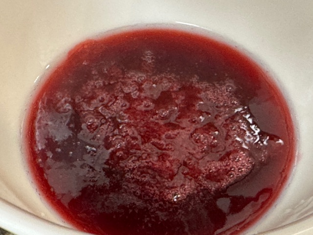 Liquide clair, sans pépins, rouge foncé