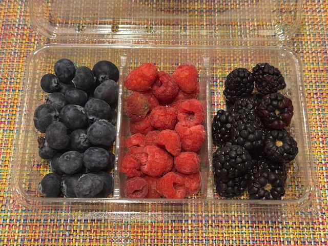 Boîte avec 3 cases de fruits -- myrtilles, framboises, et mûres